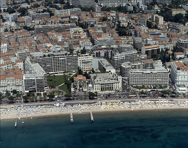 Vue aérienne prise du sud.