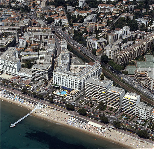 Vue aérienne partielle, prise du sud-est. L'hôtel est à gauche de l'image.