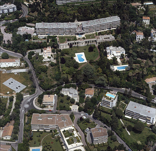 Vue aérienne de la partie centrale du jardin avec le portique et le nymphée prise du sud.