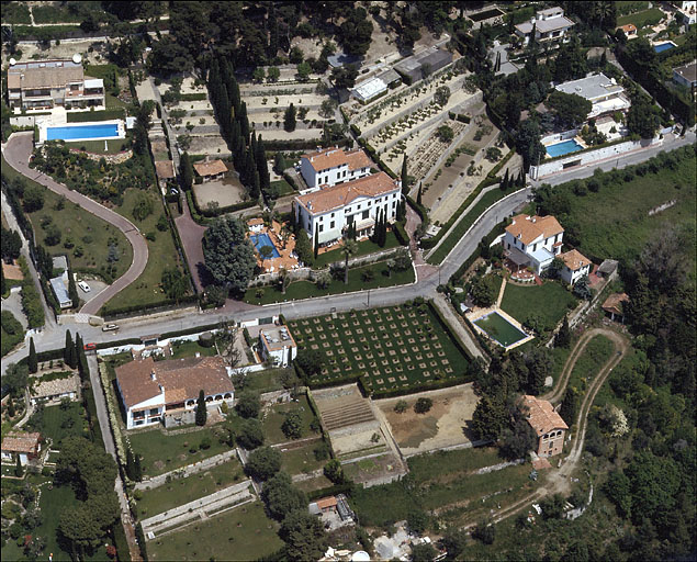 Vue aérienne éloignée prise du sud-ouest.
