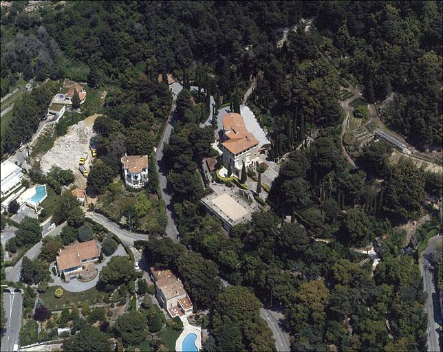 Vue aérienne prise du sud. ; Vue aérienne prise du sud-ouest. la villa est au centre gauche de l'image.