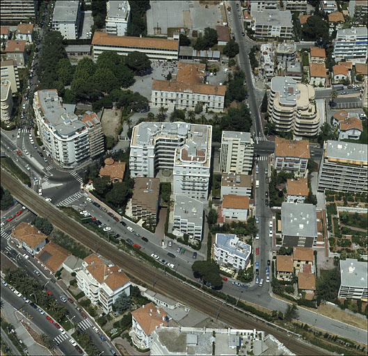 Vue aérienne d'ensemble prise du sud.