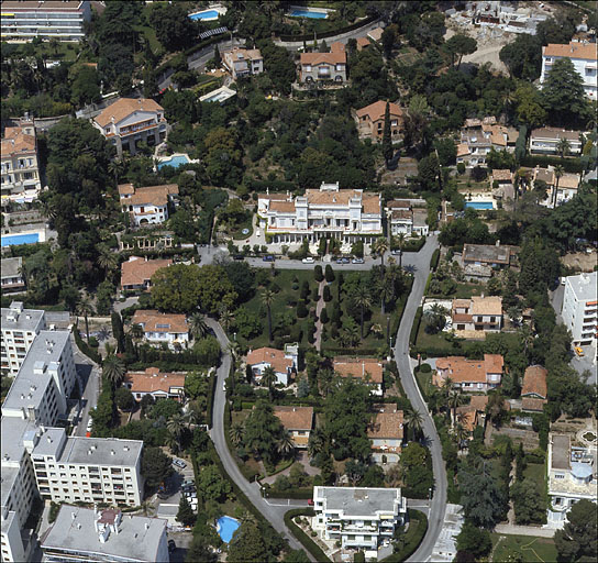 Vue aérienne prise du sud. la villa Mariza est en haut à gauche de l'image.