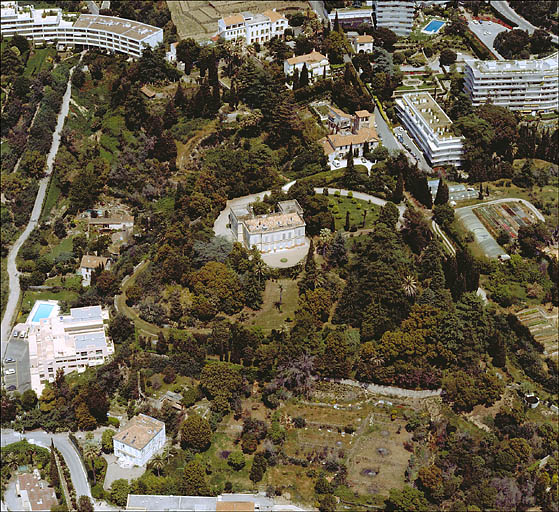 Vue aérienne éloignée prise du sud-ouest.