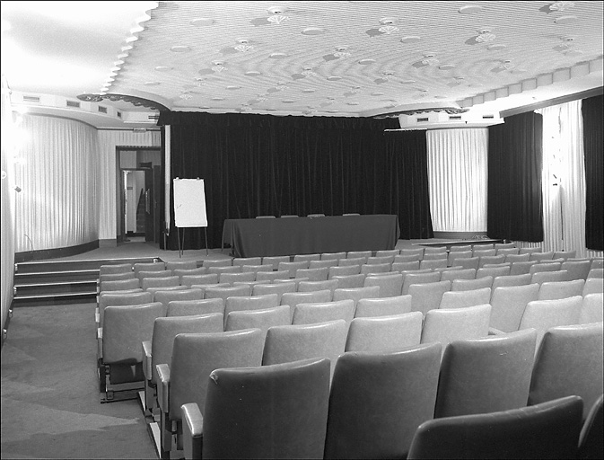 1er étage. Salle Jean Cocteau. Vue d'ensemble vers la scène.