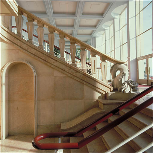 Vestibule. Mur d'échiffre du grand escalier.