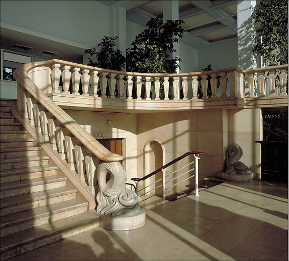 Vestibule. Retour du palier à droite du grand escalier.