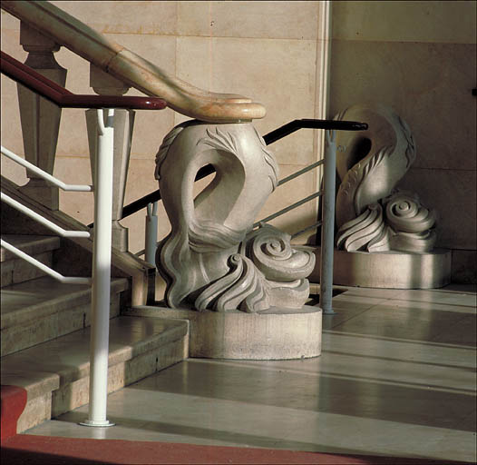 Vestibule. Départ de la rampe de l'escalier.