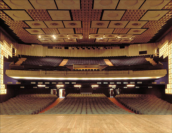 Grande salle. Vue axiale prise de la scène.