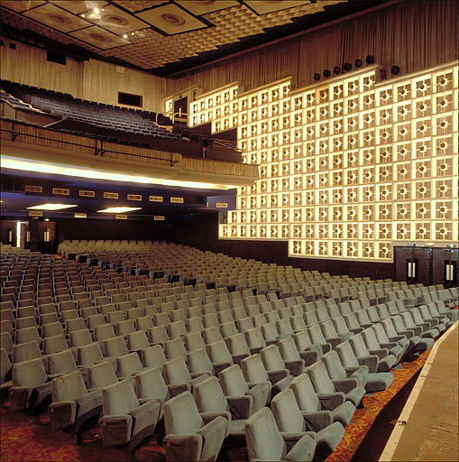 Grande salle. Vue de volume prise de la scène.