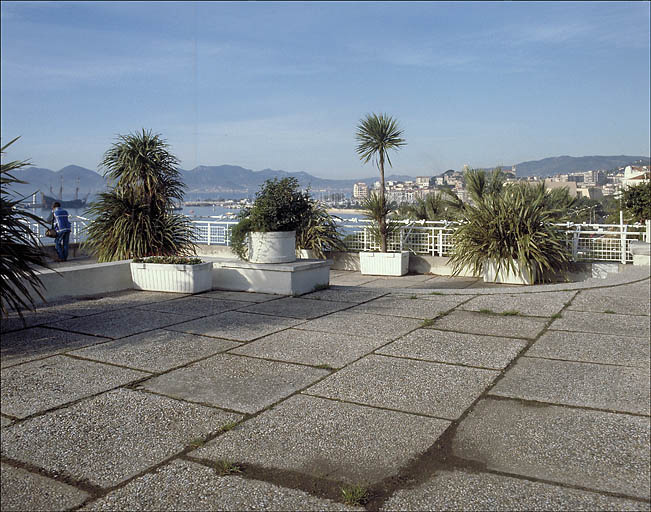 Terrasses de couverture aménagées. Vue partielle prise vers le sud-ouest.