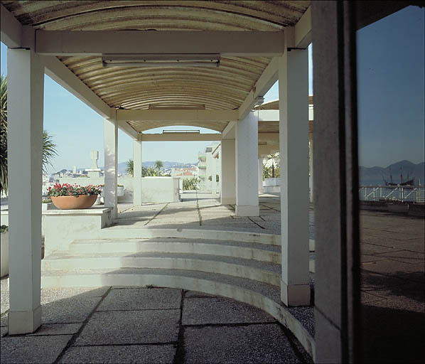 Terrasses de couverture aménagées. Vue axiale de la pergola.