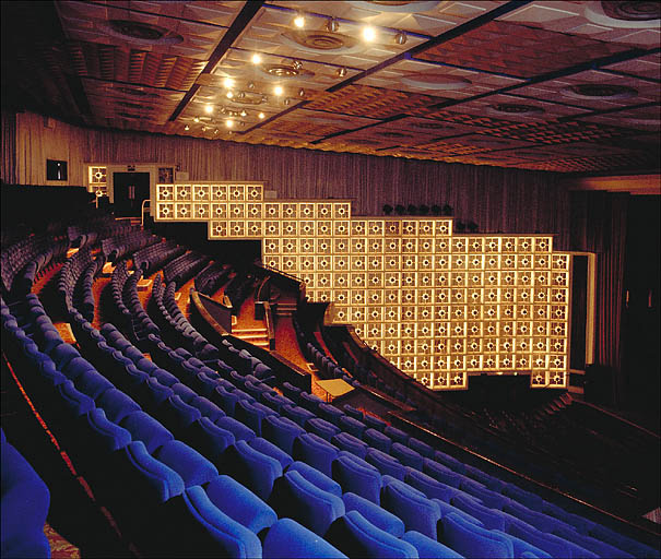 Grande salle. Vue de volume prise du balcon.