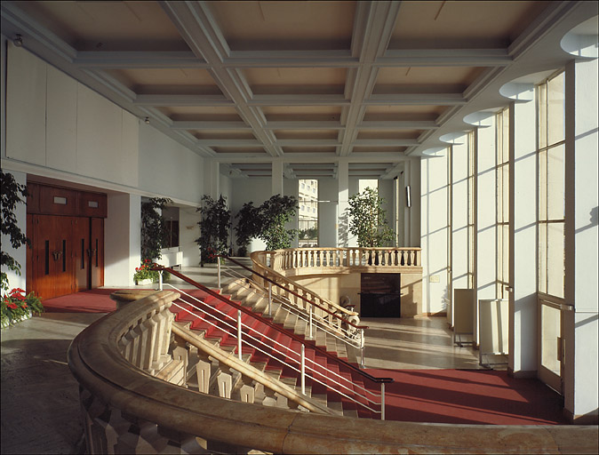 Vestibule. Vue d'ensemble d'ouest en est prise du retour gauche du palier.