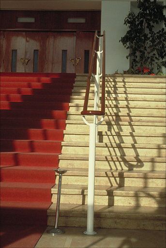 Vestibule. Escalier. Rampe intermédiaire en tube.