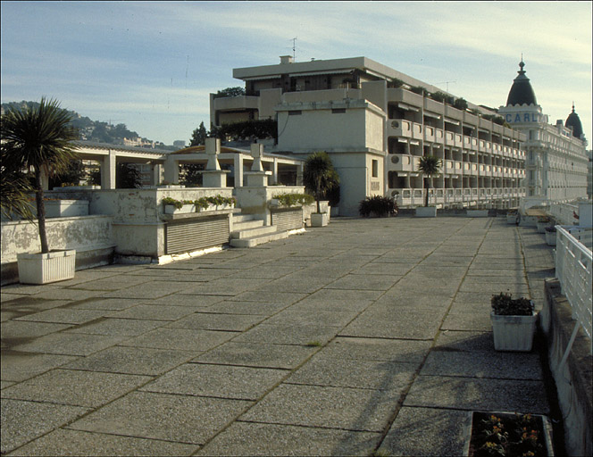 Terrasses de couverture aménagées. Vue partielle prise vers l'est.