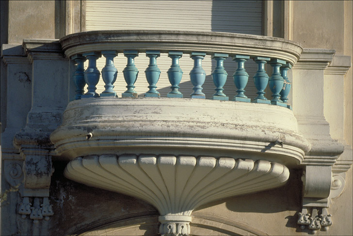 Façade antérieure sud. Corps central. Balcon.