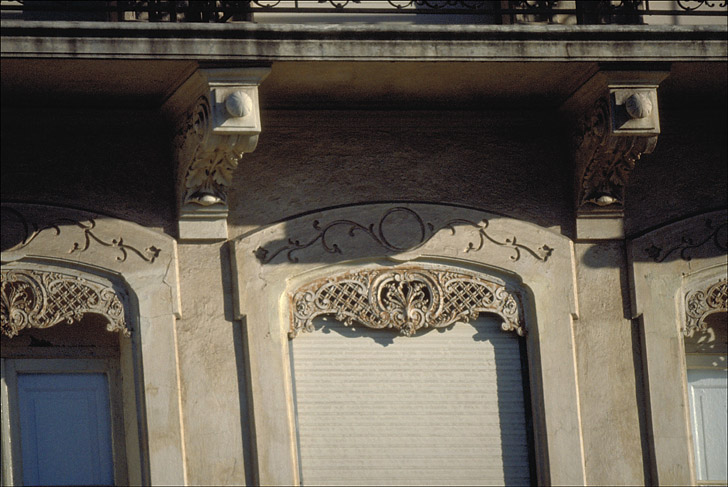 Vue de détail d'une portion d'encadrement de fenêtre, 2e étage.