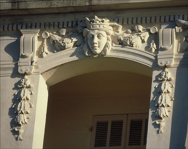 Façade antérieure sud. Aile droite. 7e niveau. Loggia.