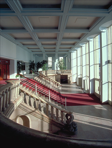 Vestibule. Vue d'ensemble d'ouest en est prise du retour gauche du palier.