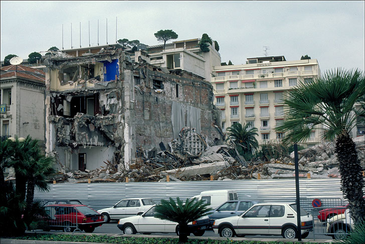 Le Palais des festivals en démolition.