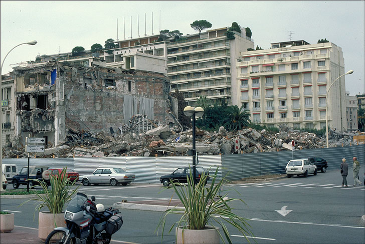 Le Palais des festivals en démolition.