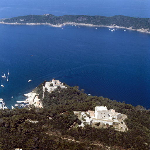 Vue aérienne prise du sud-est-est.