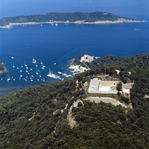 Vue aérienne prise du sud-est.