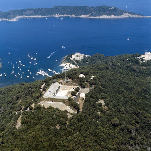 Port-Cros : forts du Moulin, de l'Estissac et de l'Eminence. ; Vue aérienne prise de l'est.