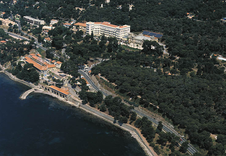 Vue aérienne éloignée prise du sud-est.