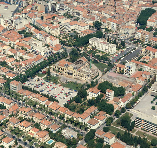 Vue aérienne prise du sud-est.