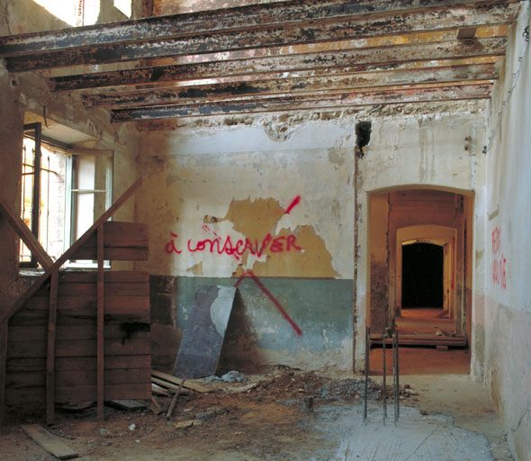 Etage de soubassement. Aile ouest. Locaux des jardiniers. Vue prise d'ouest en est.