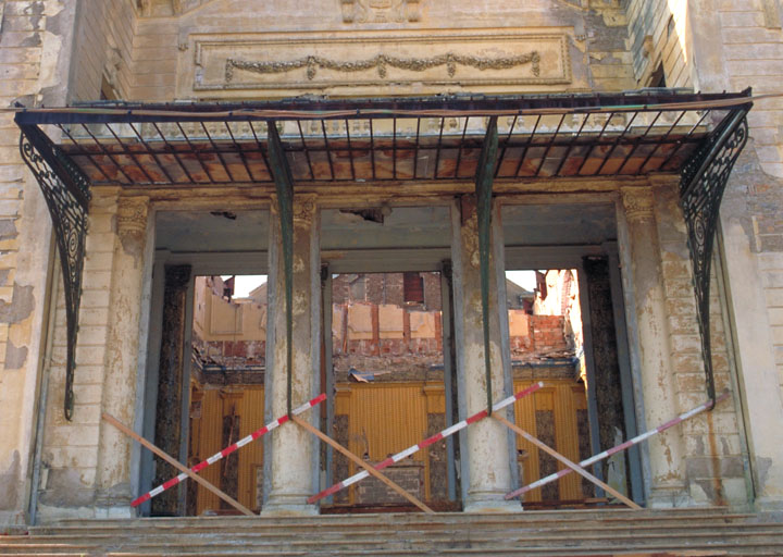 Façade sud. Corps central. Vue rapprochée.
