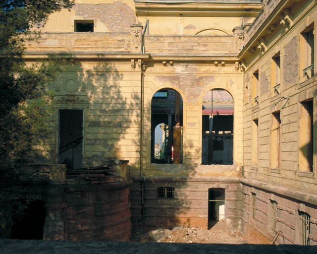 Corps central. Elévation latérale ouest et enfilade sur l'aile ouest en retour. Vue prise de la salle de baccara.