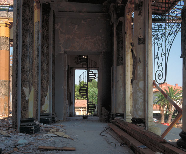 Rez-de-chaussée surélevé. Porche sud. Vue de volume prise vers le sud-ouest.