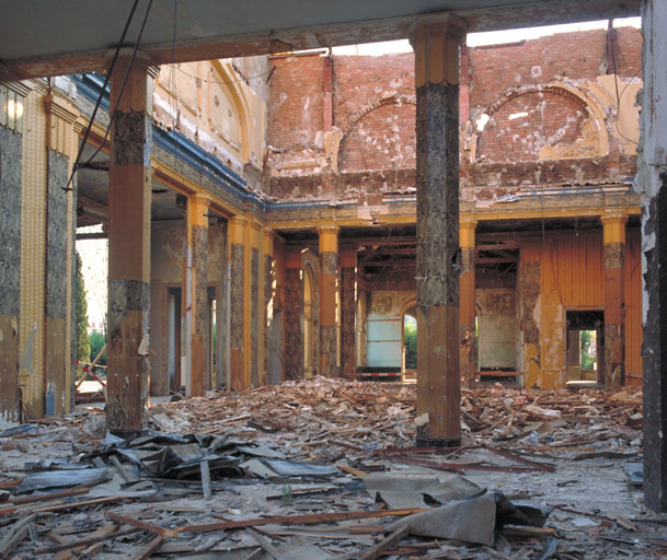 Rez-de-chaussée surélevé. Vestibule sud. Vue transversale prise d'est en ouest depuis le dancing.