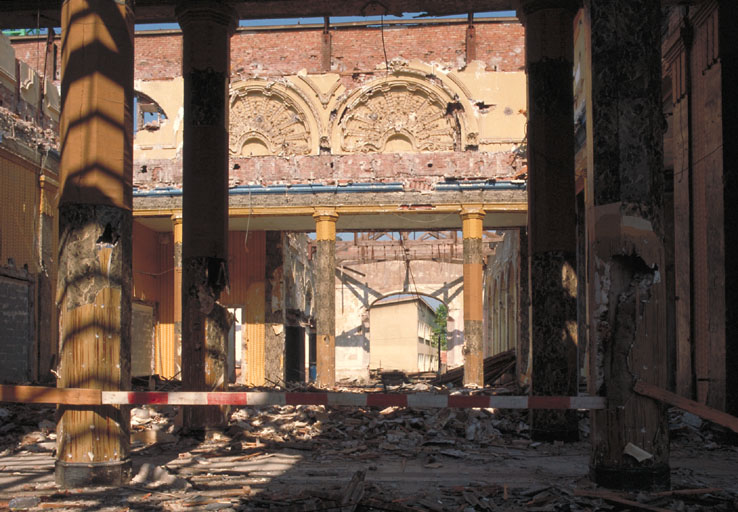 Rez-de-chaussée surélevé. Vestibule sud. Vue d'ensemble prise d'ouest en est.