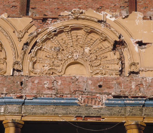 Rez-de-chaussée surélevé. Vestibule sud. Côté est. Vestiges des tympans.