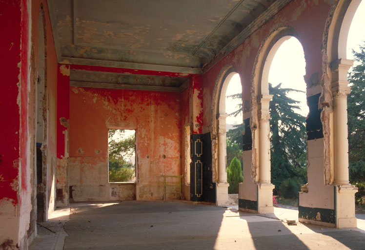 Rez-de-chaussée surélevé. Hall nord. Revers de la façade nord, vue prise d'est en ouest.