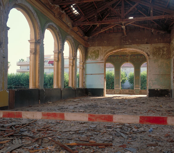 Rez-de-chaussée surélevé. Aile ouest. Salle des boules. Vue d'ensemble d'est en ouest.