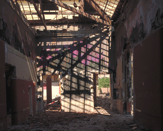 Rez-de-chaussée surélevé. Aile ouest. Cabaret. Vue d'ensemble prise vers l'ouest.