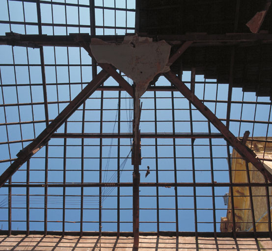 Aile ouest. Charpente. Vue prise du cabaret.