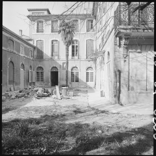 Hôtel B. Elévations entourant la cour est, vue d'ensemble.