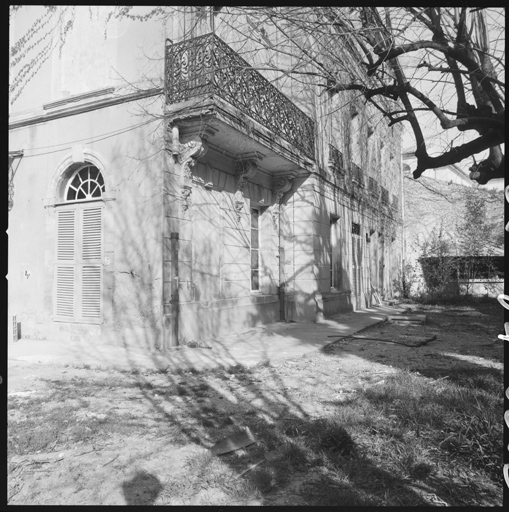 Hôtel B. Façade est de l'aile B sur le jardin.
