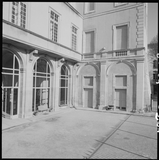 Façade est sur la cour.