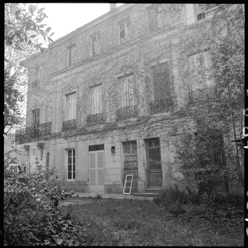 Hôtel A. Façade est sur jardin.