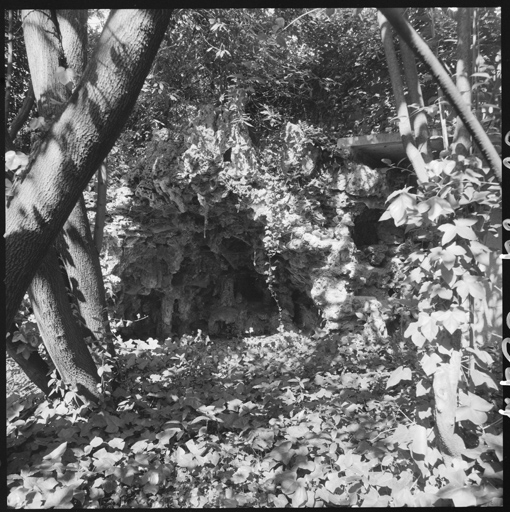 Grotte en rocaille dans le jardin.
