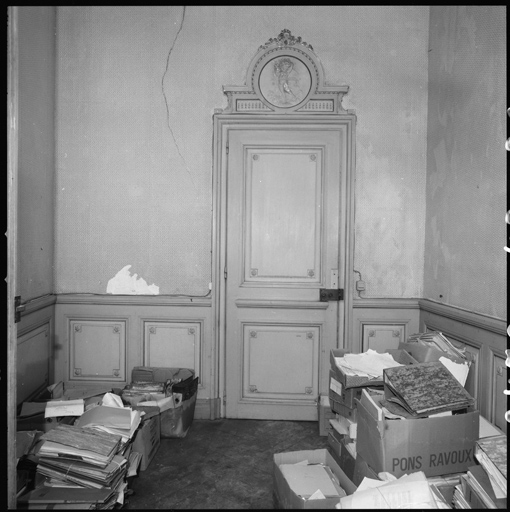 Hôtel A. Premier étage, pièce Cb, Cd, porte avec médaillon.