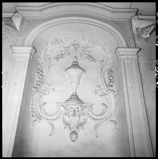 Rez-de-chaussée, dégagement De, niche avec décor de gypserie. ; Rez-de-chaussée. Pièce De : niche avec décor de gypserie.