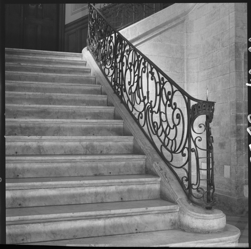 Hôtel B. Rez-de-chaussée, cage d'escalier Db, départ de la rampe.